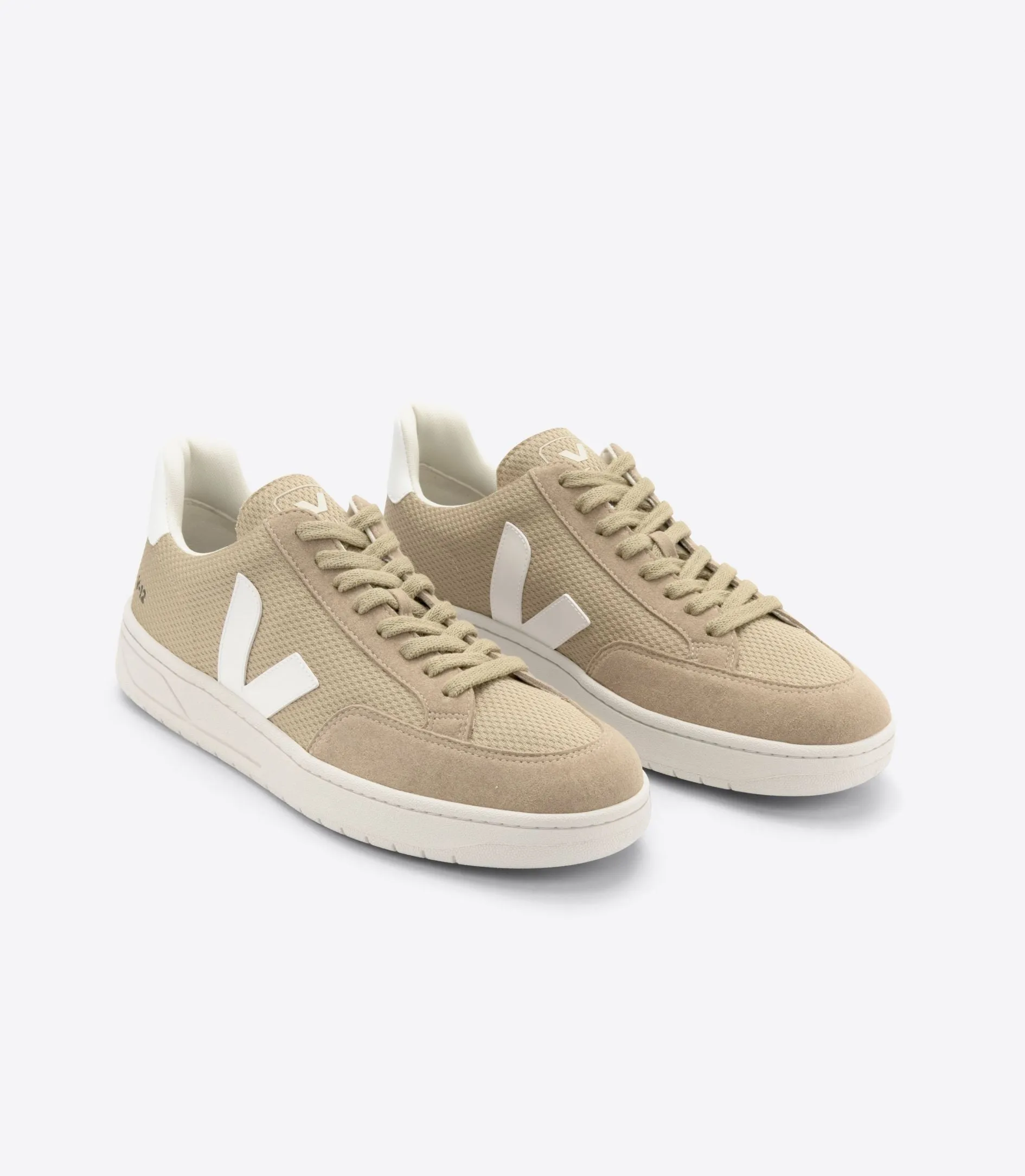 Veja - V-12 Alveomesh in Dune White
